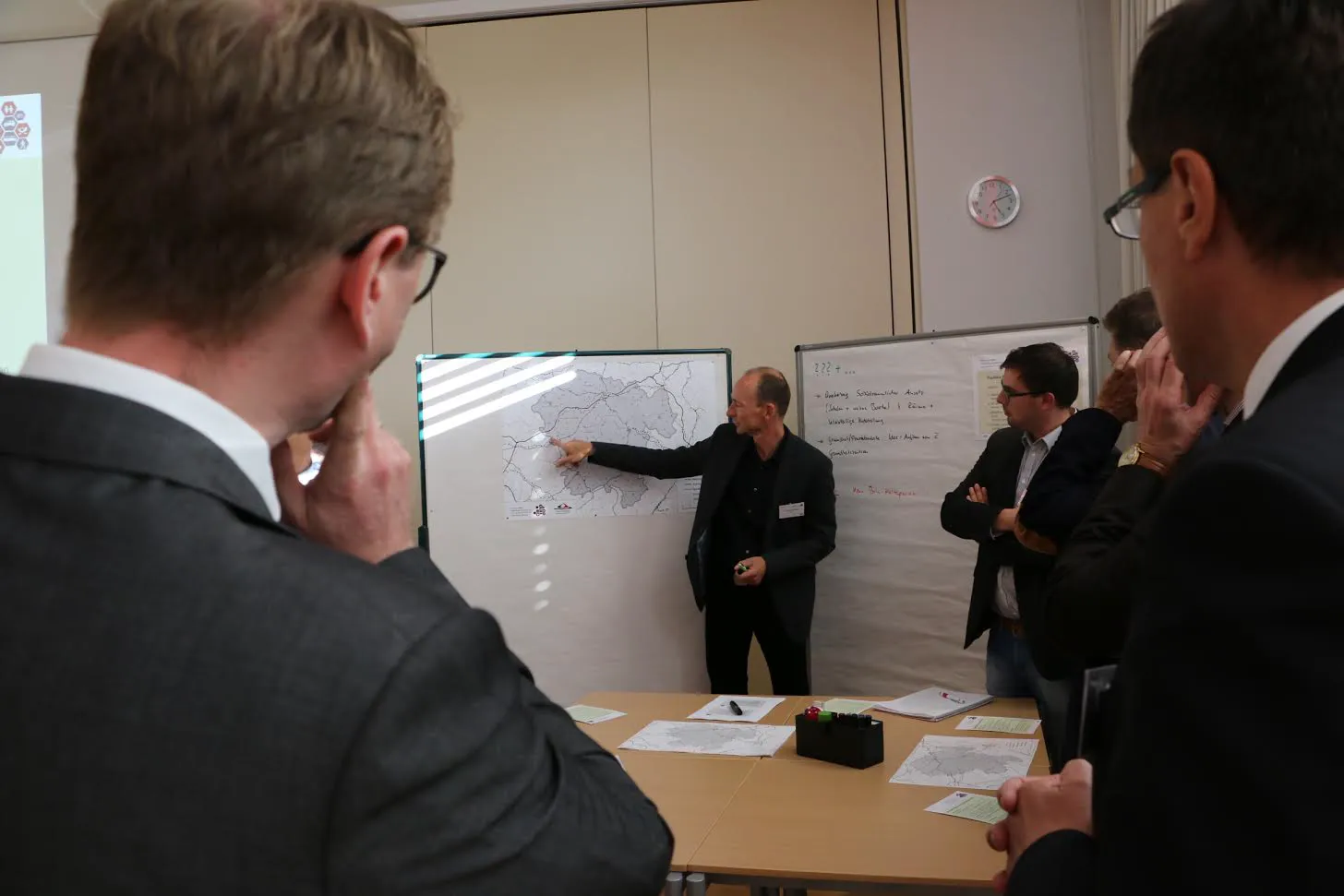 Wirtschaftsdezernent Dr. Jens Mischak (v. l.) mit Bürgermeistern in der Arbeitsgruppe: Welche Teilräume des Vogelsbergkreises bieten welche Infrastruktur? Foto: Gaby Richter